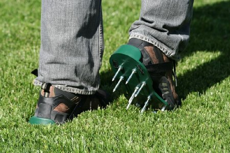 provzdušňovač trávníku na boty